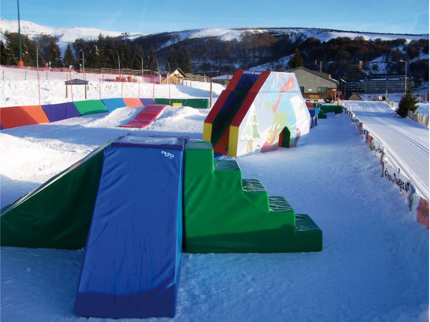 Îlot Plateforme Grand - 400 x 400 x 100 cm - Finition Gamme HQ : 1 Plateforme centrale + 2 grands Escaliers + 2 grands Plans Incliné + 2 petits Escalier + 2 petits Escaliers Bosses + 4 petits Plans Incliné + 4 tapis h 25cm + 4 petites Plateformes h 80 cm (REF SNOWHQ-3.3) Îlot Plateforme Grand - 400 x 400 x 100 cm - Finition Gamme HQ : 1 Plateforme centrale + 2 grands Escaliers + 2 grands Plans Incliné + 2 petits Escalier + 2 petits Escaliers Bosses + 4 petits Plans Incliné + 4 tapis h 25cm + 4 petites Plateformes h 80 cm (REF SNOWHQ-3.3)