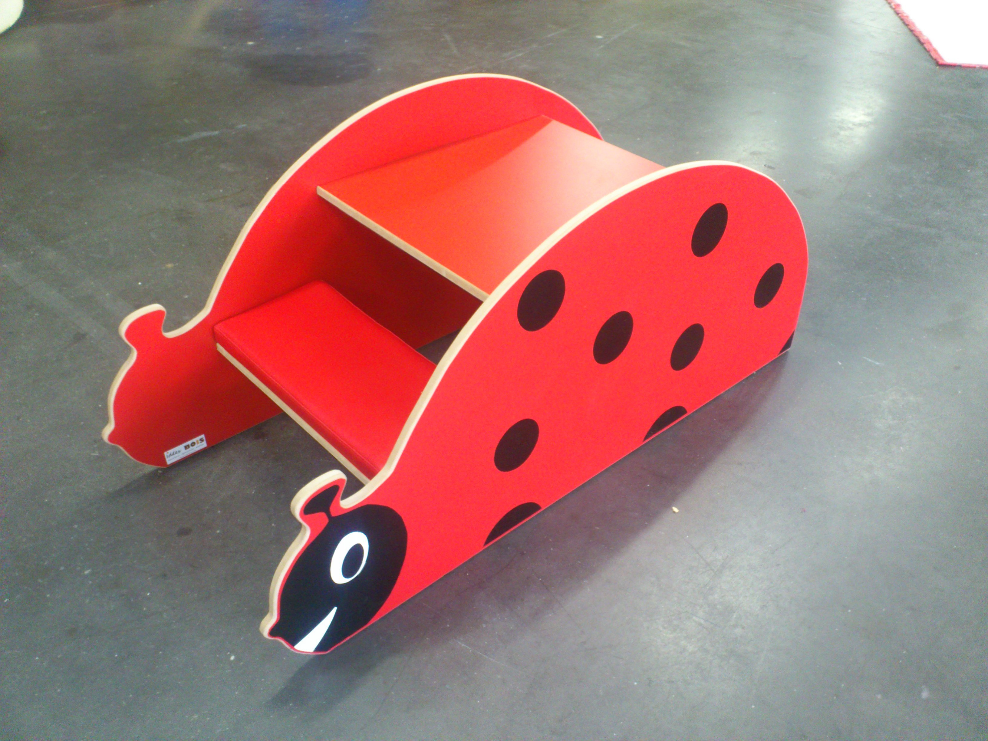 Table à dessin Coccinelle - 2 bancs avec assise en mousse ? 130 x 65 x 50 cm (REF BOIS-1.2) Table à dessin Coccinelle - 2 bancs avec assise en mousse ? 130 x 65 x 50 cm (REF BOIS-1.2)