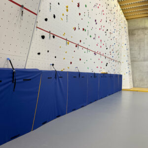 Kit sangles de relevage en position verticale des tapis contre les murs pour tapis PLIANT - Sangle  Cousue au tapis en position centrale et anneau male M10 avec Came a griffe a visser au mur