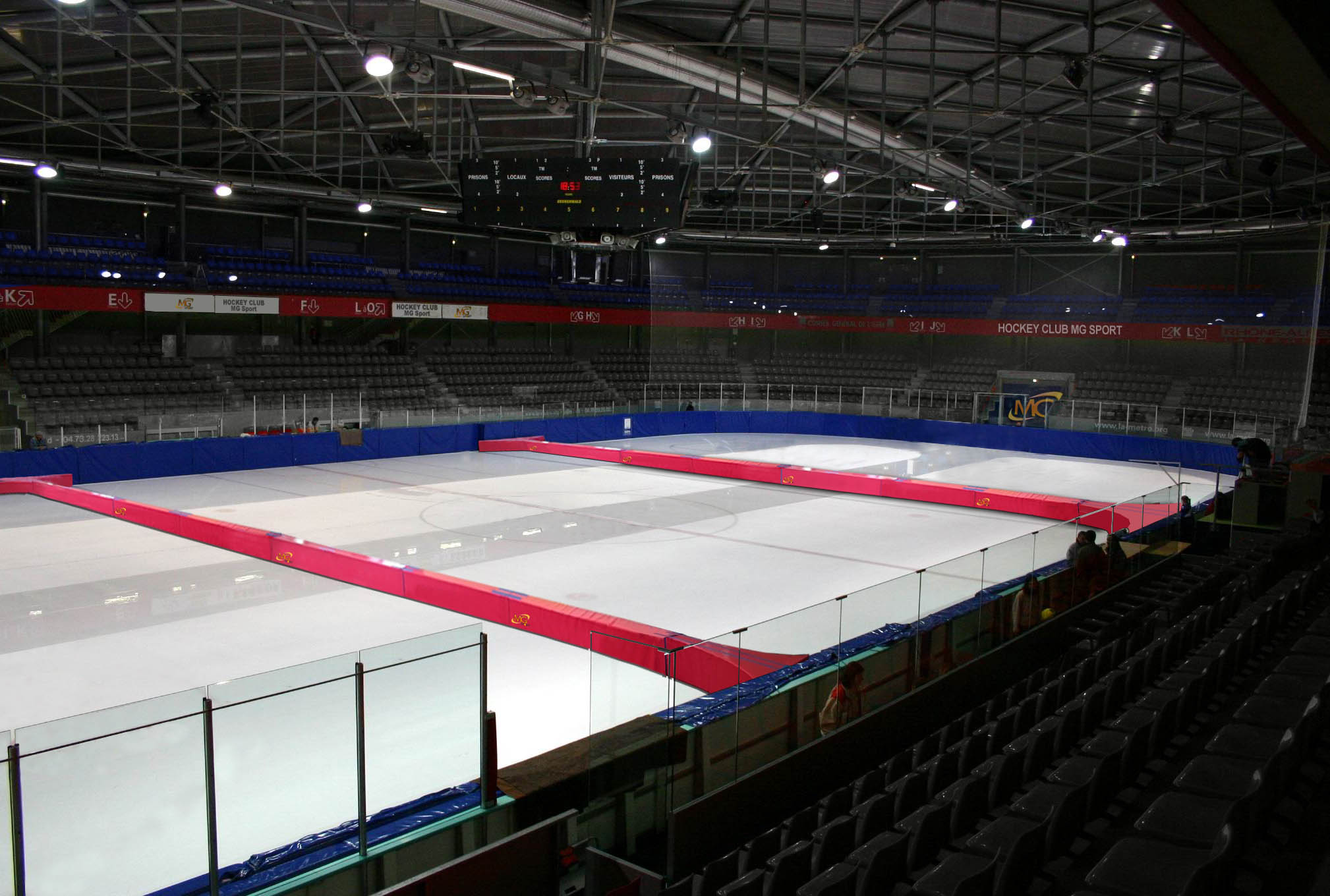 Séparateur de patinoire en mousse - housse soudée en PVC non feu M2, Liaison par bandes agrippantes - Dimensions : 200 x 35 x hauteur 25 cm (bavettes de liaisons fournies)
